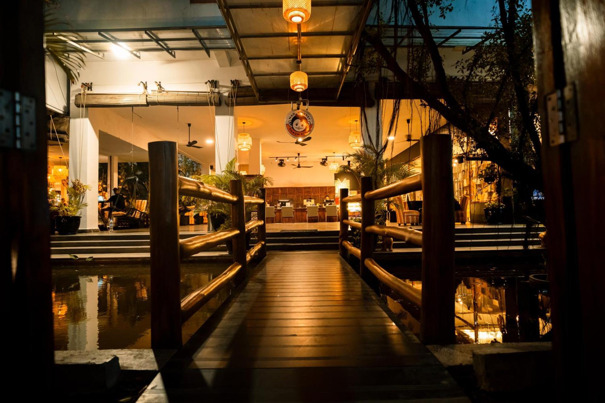 Mad Monkey Hostel Πνομ Πενχ Εξωτερικό φωτογραφία